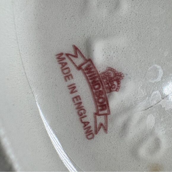 Red and Cream Windsor Ceramic Art Teapot [Item 0186] - Picture 8 of 11